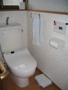 お年寄りのために操作が簡単なトイレに！