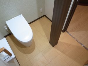 2つのトイレを1つに。取れない柱がかっこいい！