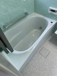 全面ブルーグリーン！手すり付きで介護にも優しい浴室リフォームです。