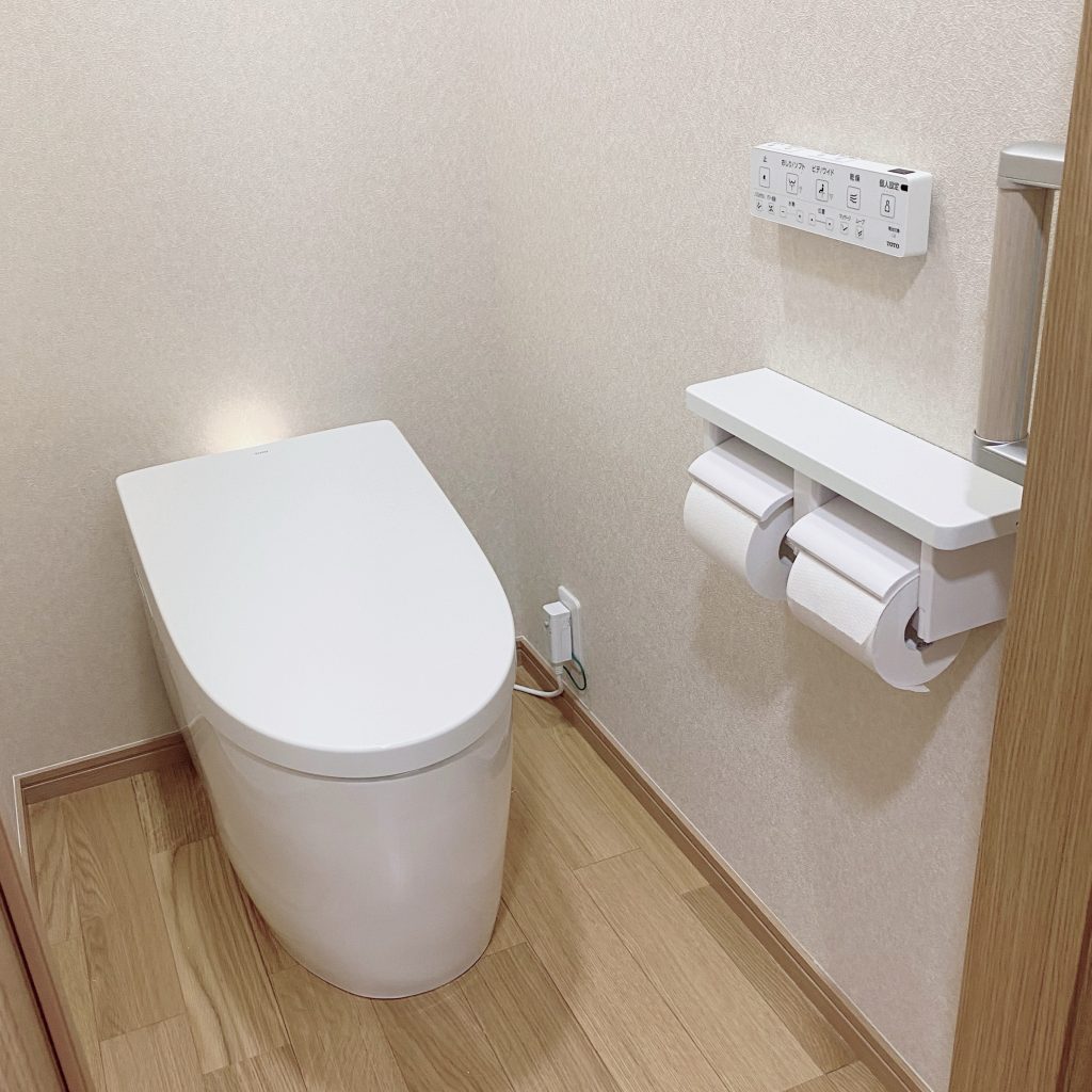タイル貼りの和式と様式のトイレをリフォーム！コンパクトな手洗いも取り付け爽やかで温かみのある空間に⭐︎