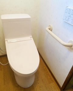 華やかでエレガントな印象を与えるパステルピンクのおトイレ。経年劣化によりリフォームのご依頼をいただきました☆